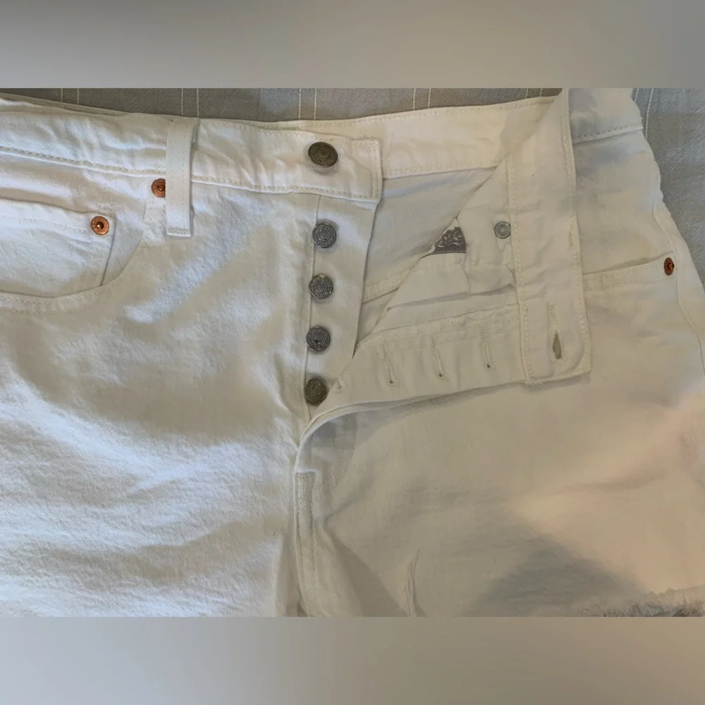 Women’s Levi’s 501 High-waisted white denim shorts - Picture 3 of 4